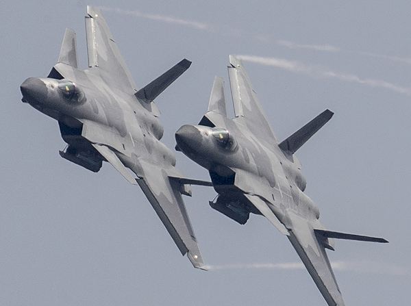 軍事震撼，20架轟炸機(jī)傾瀉240枚導(dǎo)彈的力量展示，軍事震撼，20架轟炸機(jī)傾瀉導(dǎo)彈力量展示日