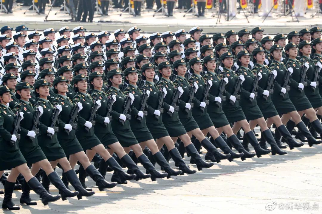 國慶閱兵女兵方隊(duì)視頻，展現(xiàn)新時(shí)代巾幗英雄風(fēng)采，國慶閱兵女兵方隊(duì)視頻，展現(xiàn)新時(shí)代巾幗英雄風(fēng)采閃耀閱兵場
