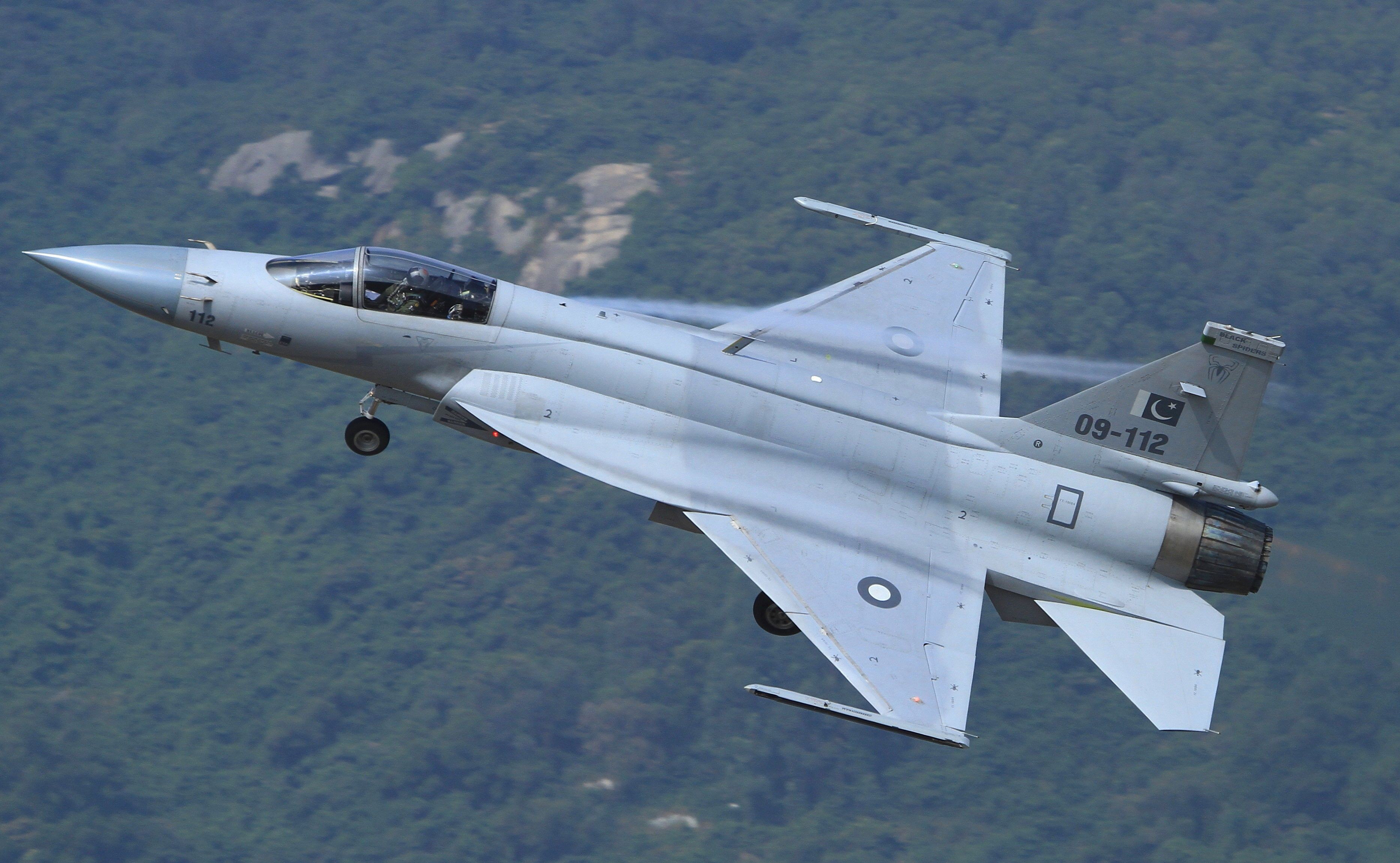 梟龍戰(zhàn)斗機圖片，展現(xiàn)中國空軍力量的驕傲，梟龍戰(zhàn)斗機風采，中國空軍力量的驕傲圖片展示