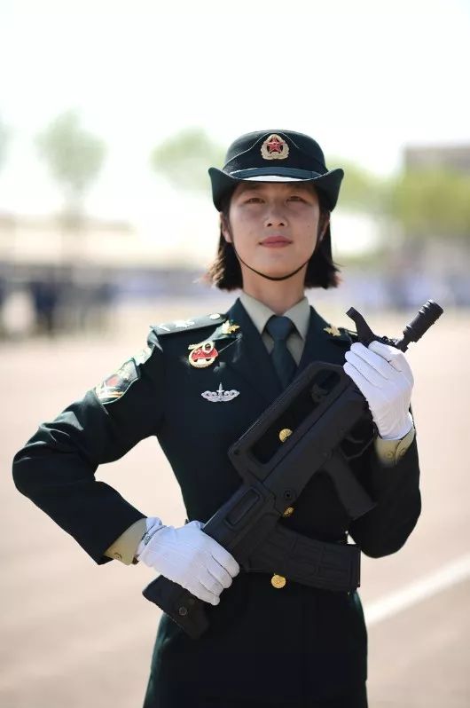 國慶閱兵最美女兵，榮光背后的堅(jiān)韌與毅力